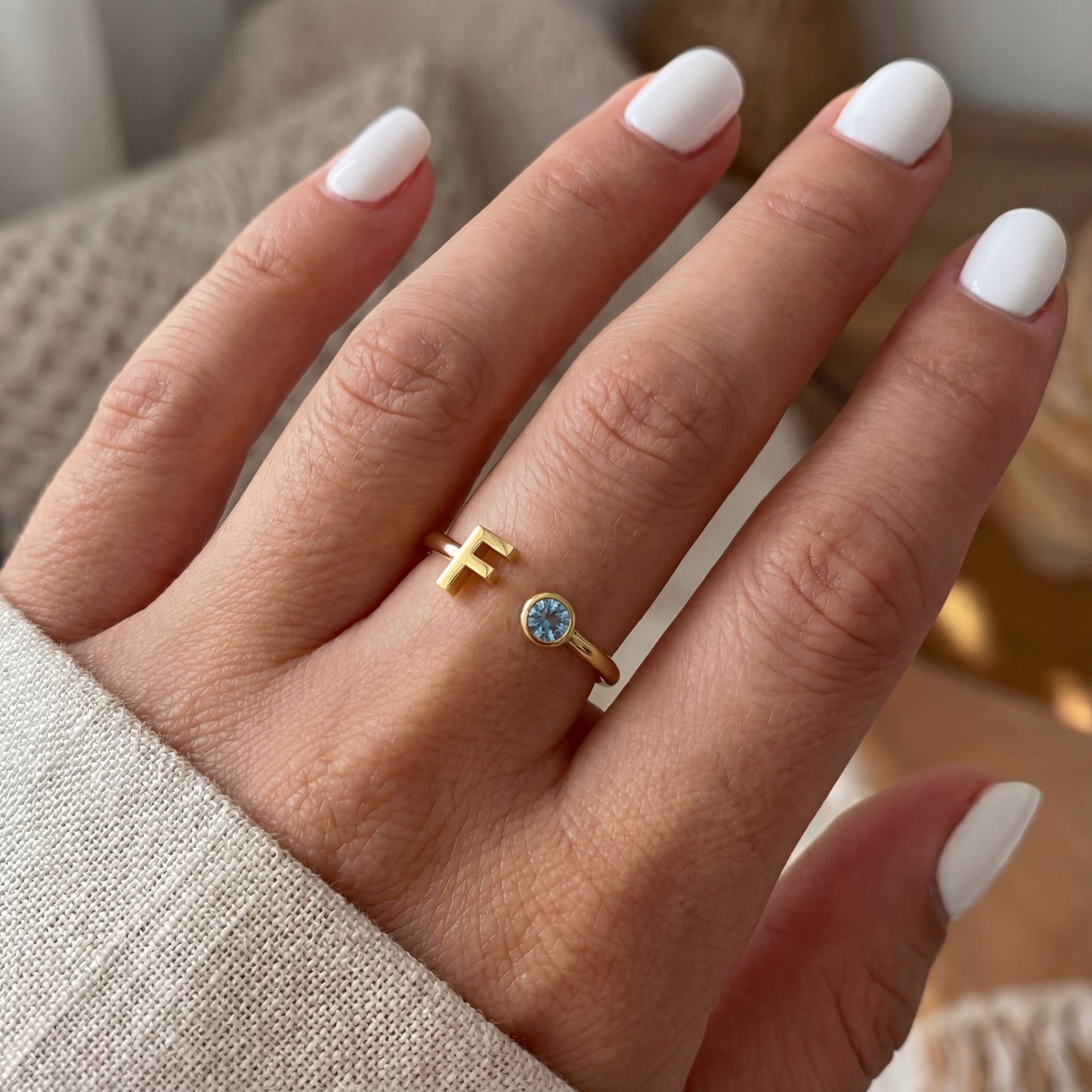 Anillo Ajustable con Inicial "Esencia"