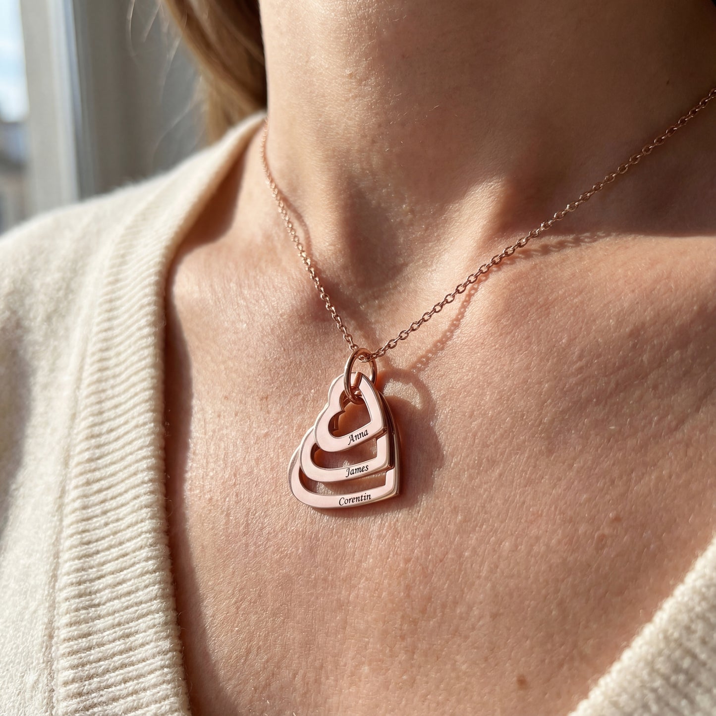 Collar con nombre "Corazones anidados"