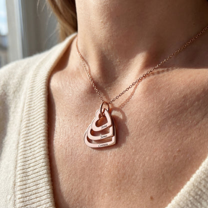 Collar con nombre "Corazones anidados"