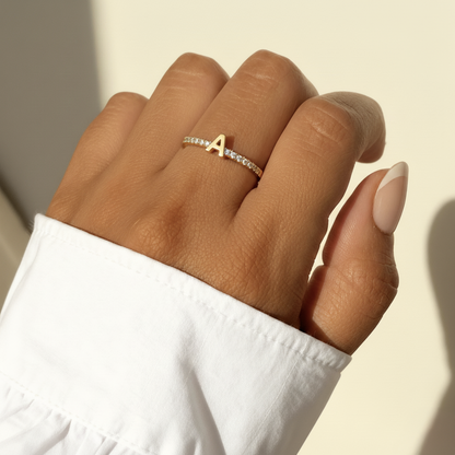 Anillo Ajustable con Inicial "Brillo"