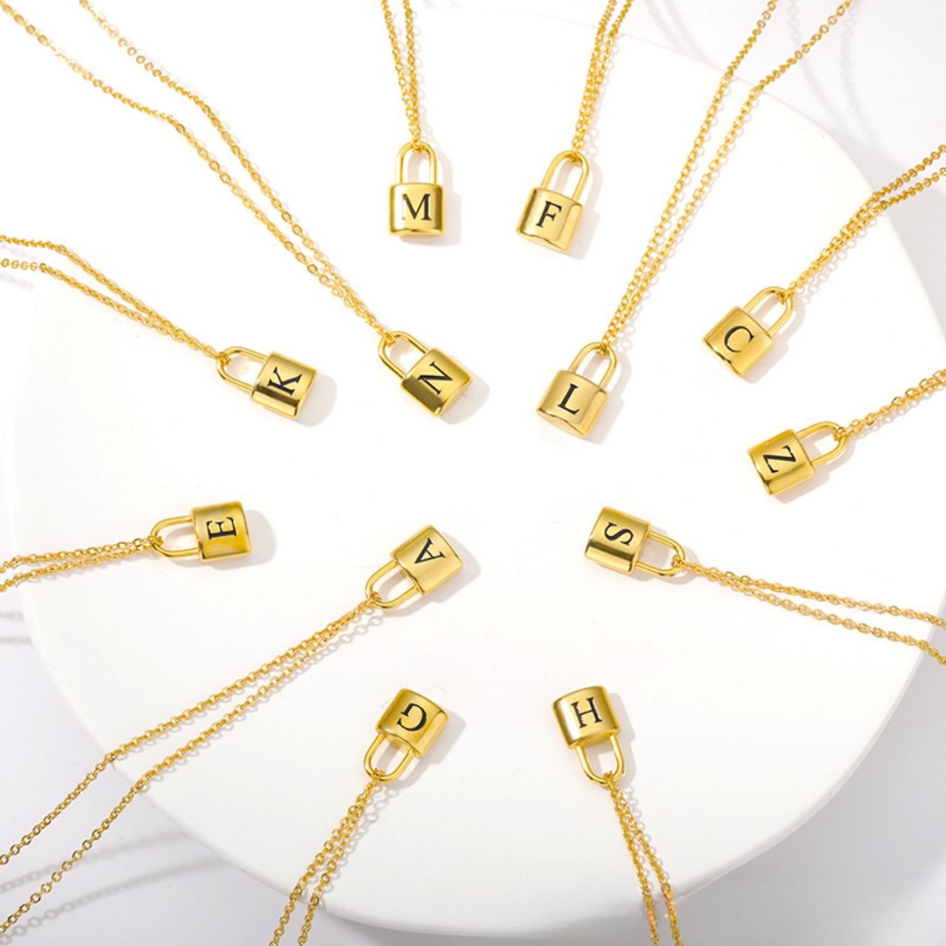 Collar Inicial "Cerradura Dorada"