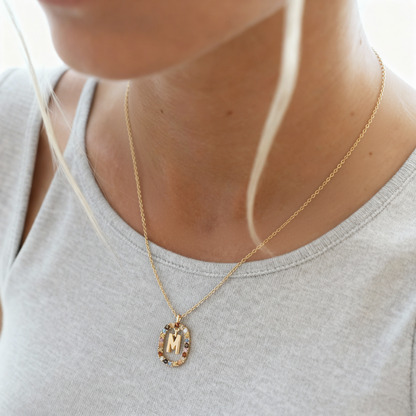 Collar con inicial "Arcoíris"