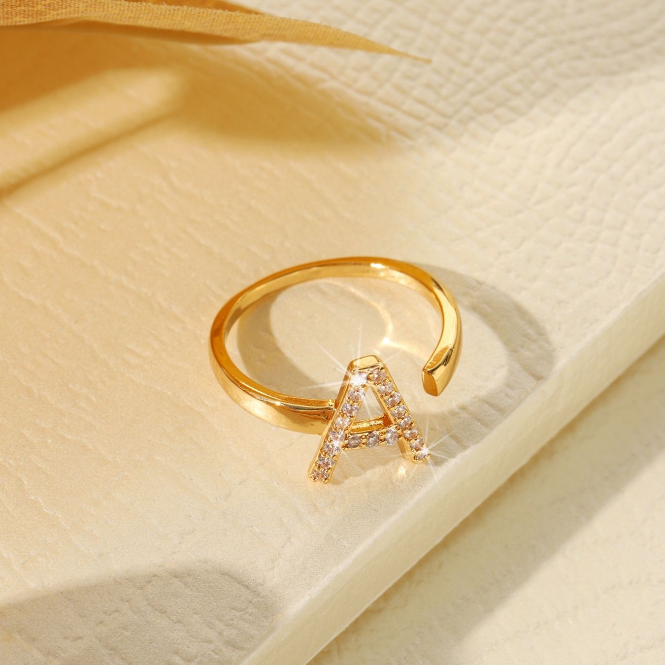 Anillo Ajustable con Inicial "Twinkle"