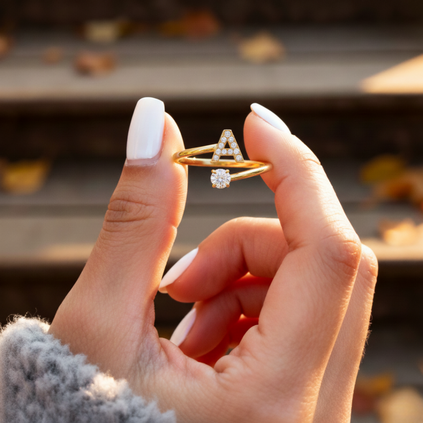 Anillo Ajustable con Inicial "Clásico" con mensaje en tarjeta y caja de regalo