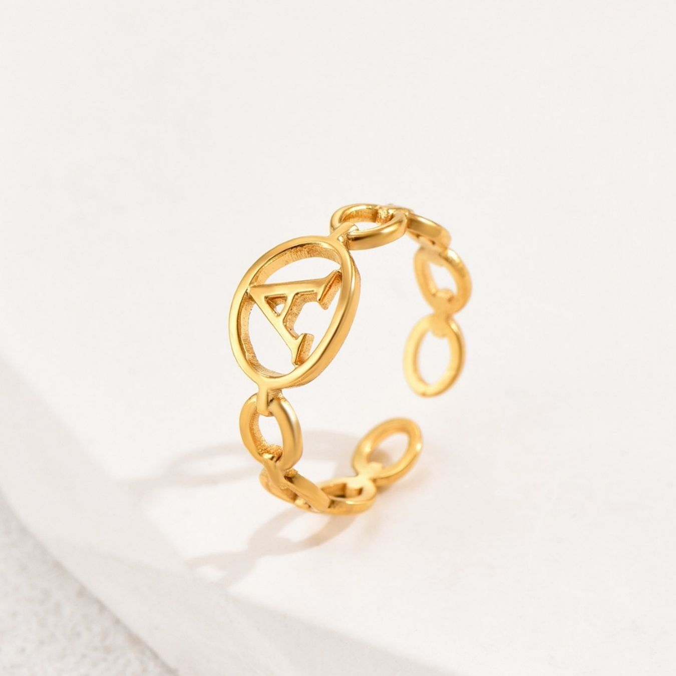 Anillo Ajustable con Inicial "Embrace"