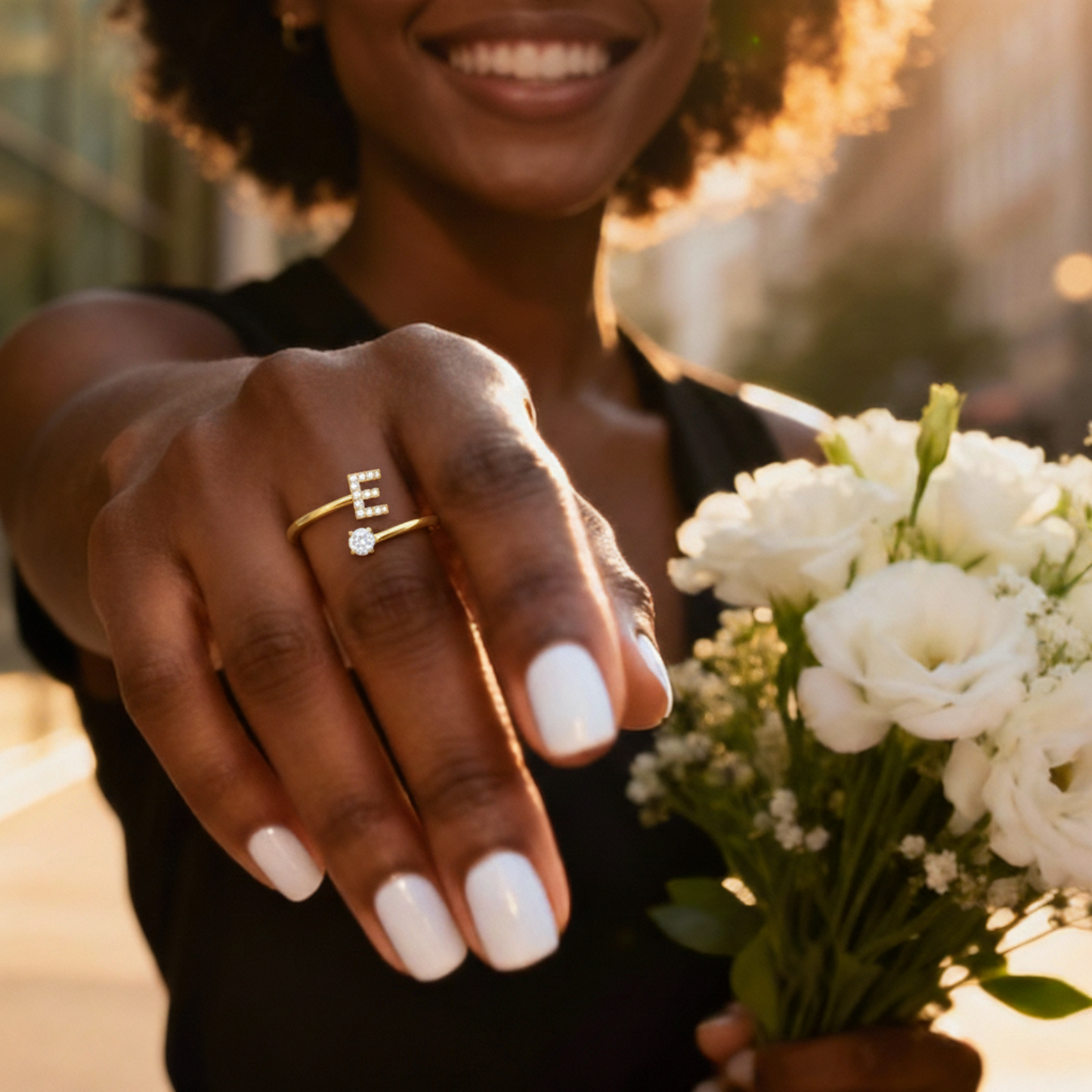 Anillo Ajustable con Inicial "Clásico" con mensaje en tarjeta y caja de regalo