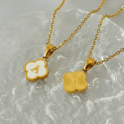 Collar con inicial "Lucky"