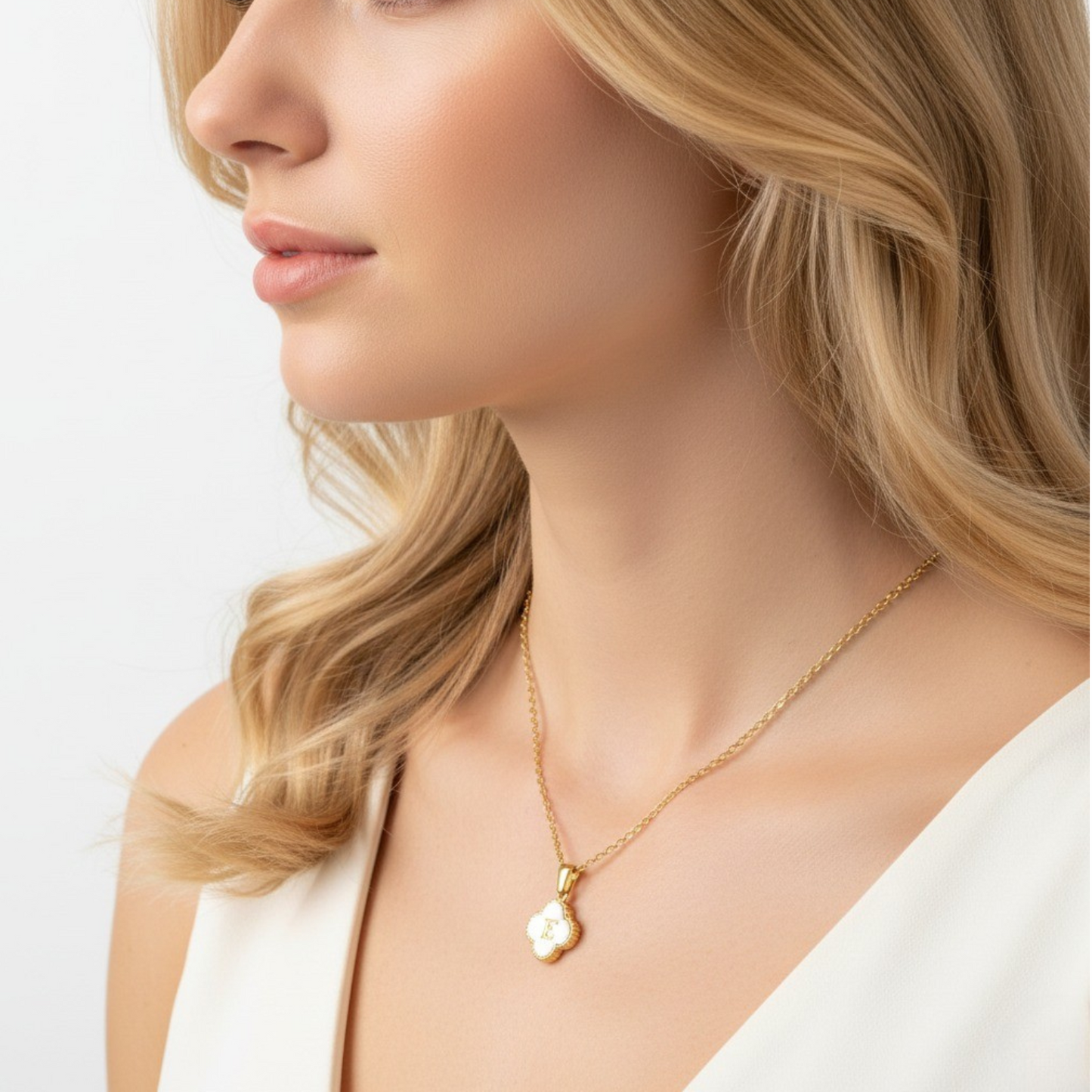 Collar con inicial "Lucky"