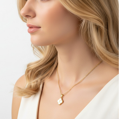 Collar con inicial "Lucky"