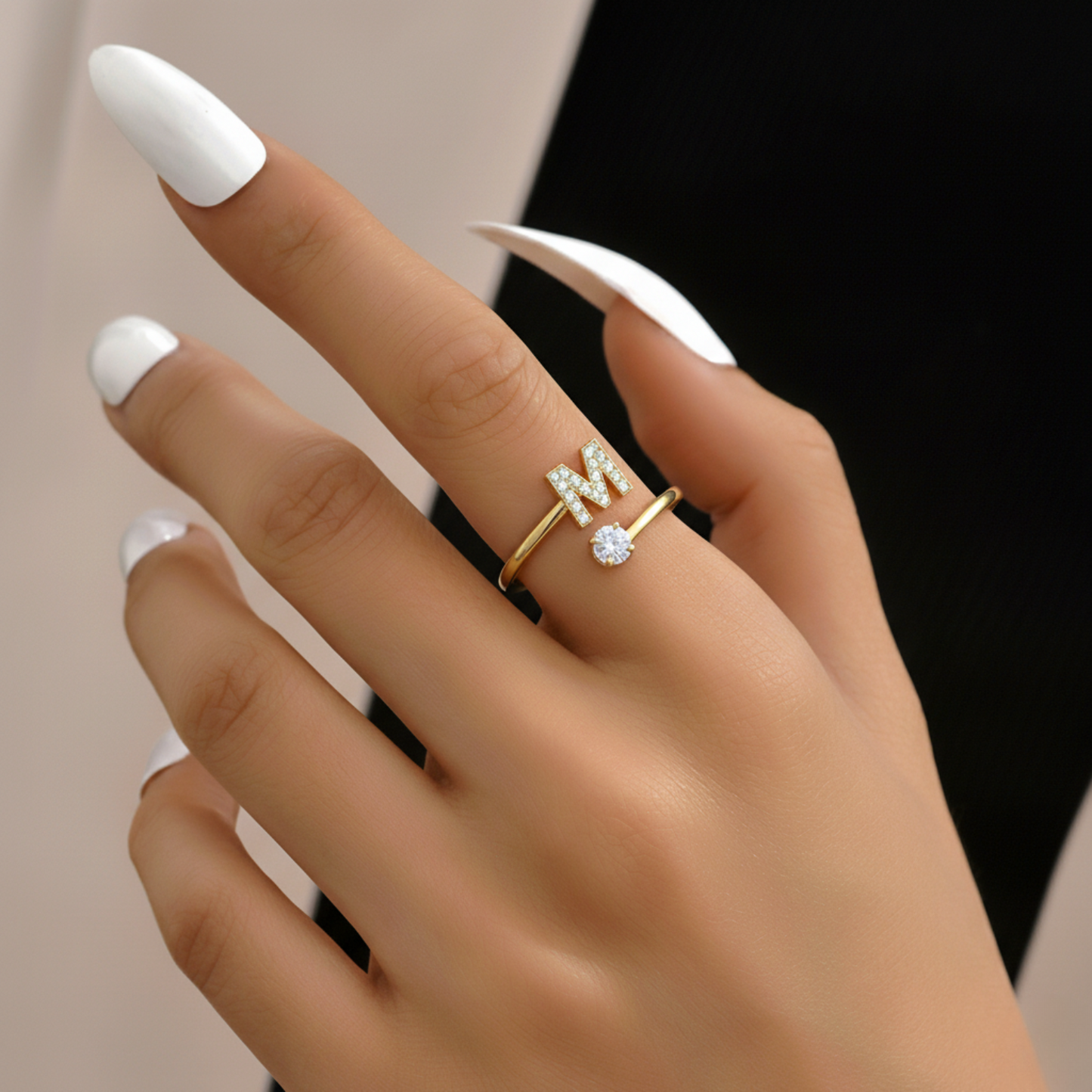 Anillo Ajustable con Inicial "Clásico" con mensaje en tarjeta y caja de regalo