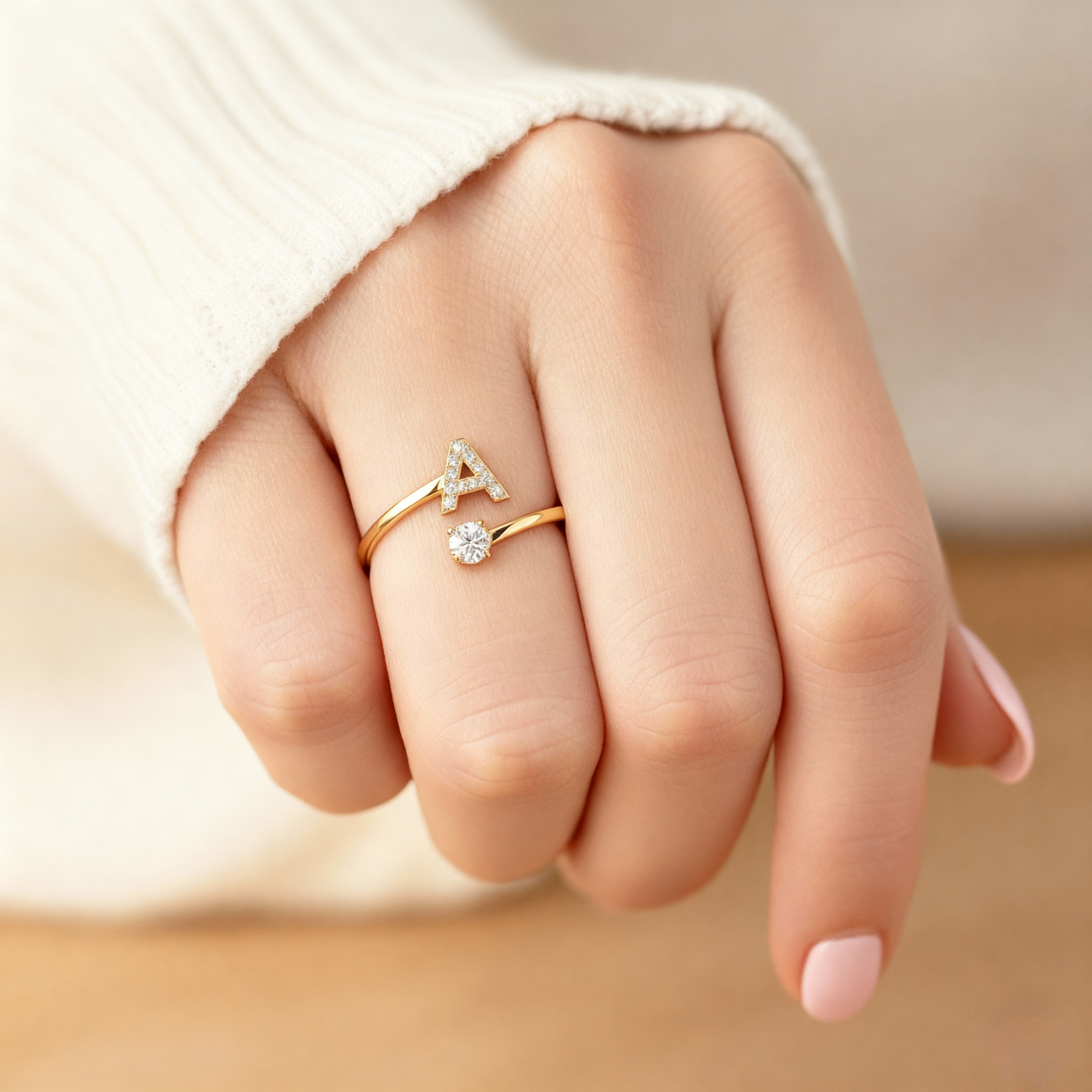 Anillo Ajustable con Inicial "Clásico" con mensaje en tarjeta y caja de regalo