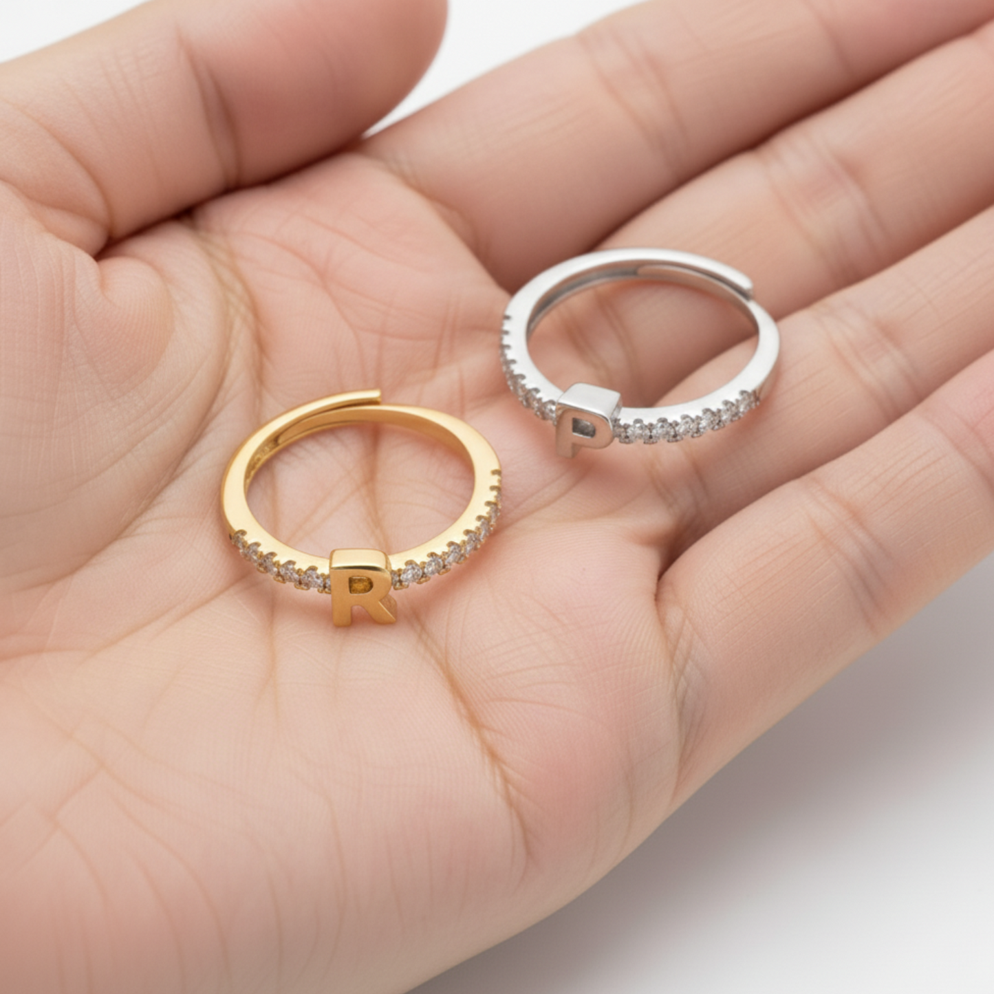 Anillo Ajustable con Inicial "Brillo"