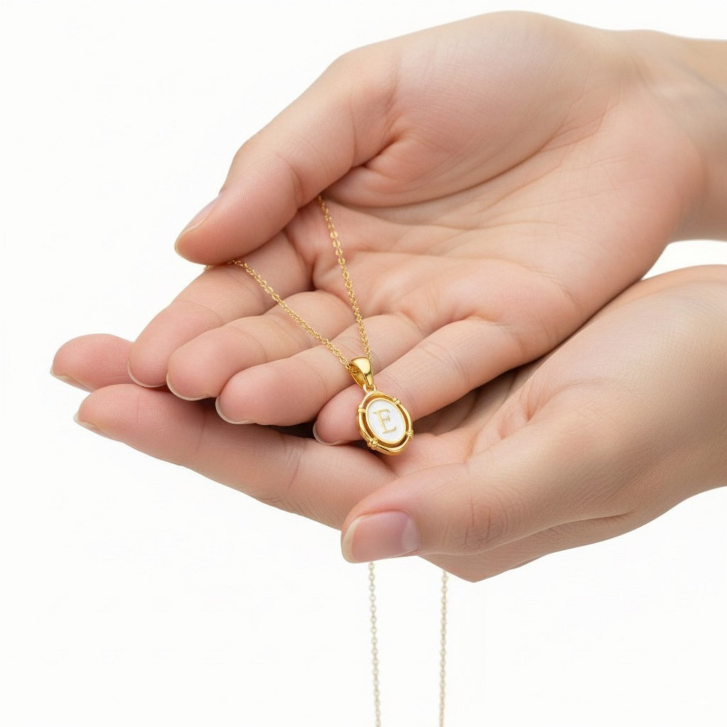 Collar con inicial "Glow"