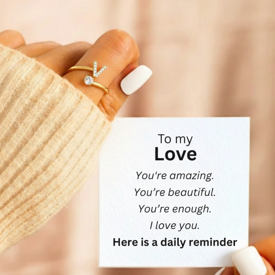 Anillo Ajustable con Inicial "Clásico" con mensaje en tarjeta y caja de regalo