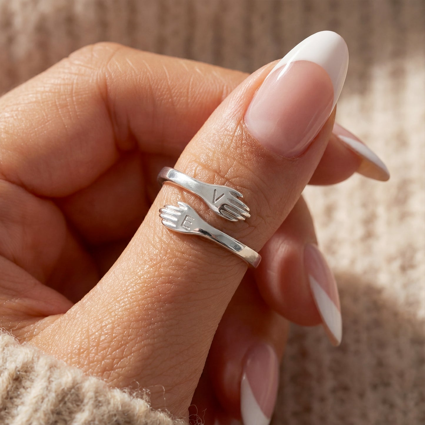 Anillo ajustable doble inicial "Embrace"