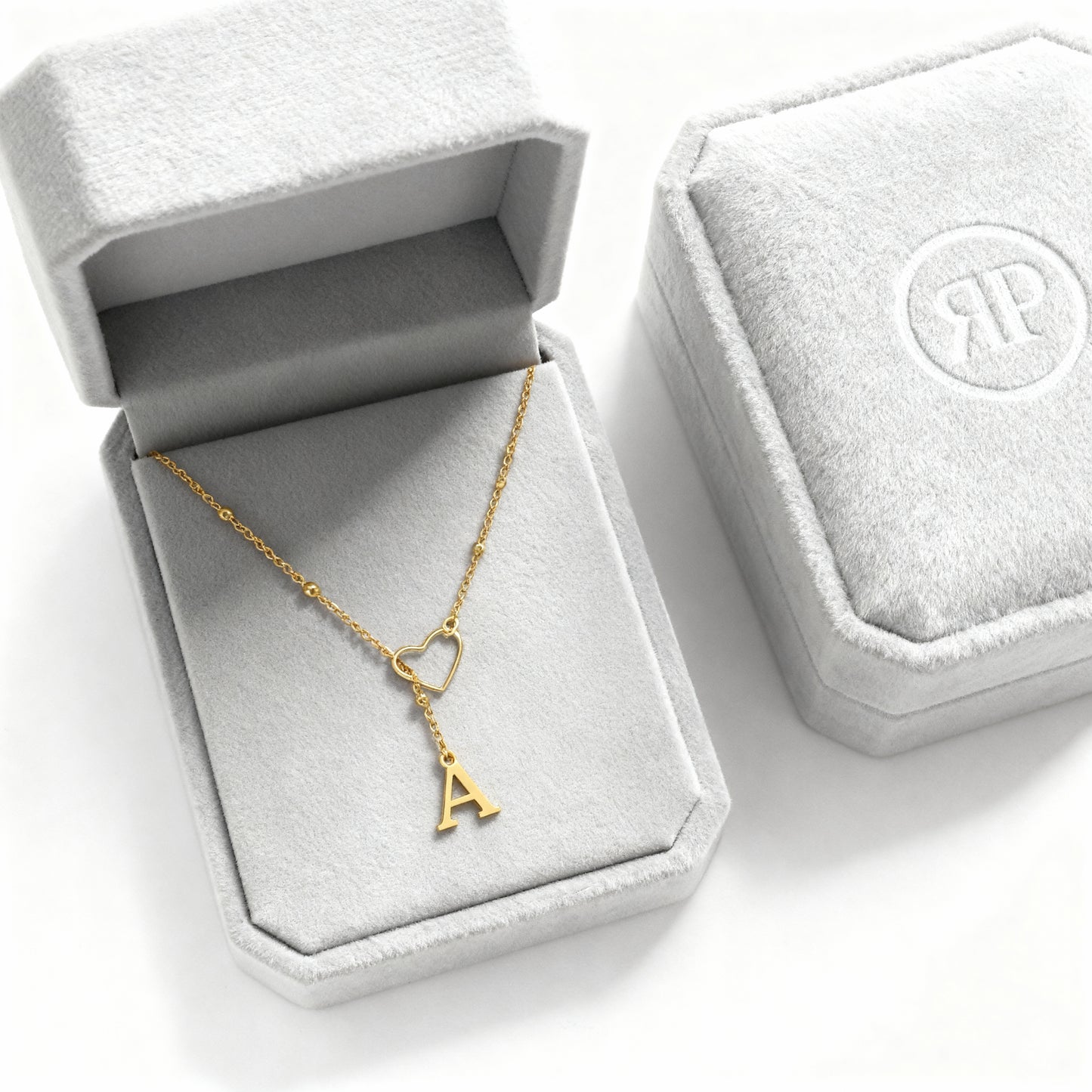 Collar con inicial "Enamorada"