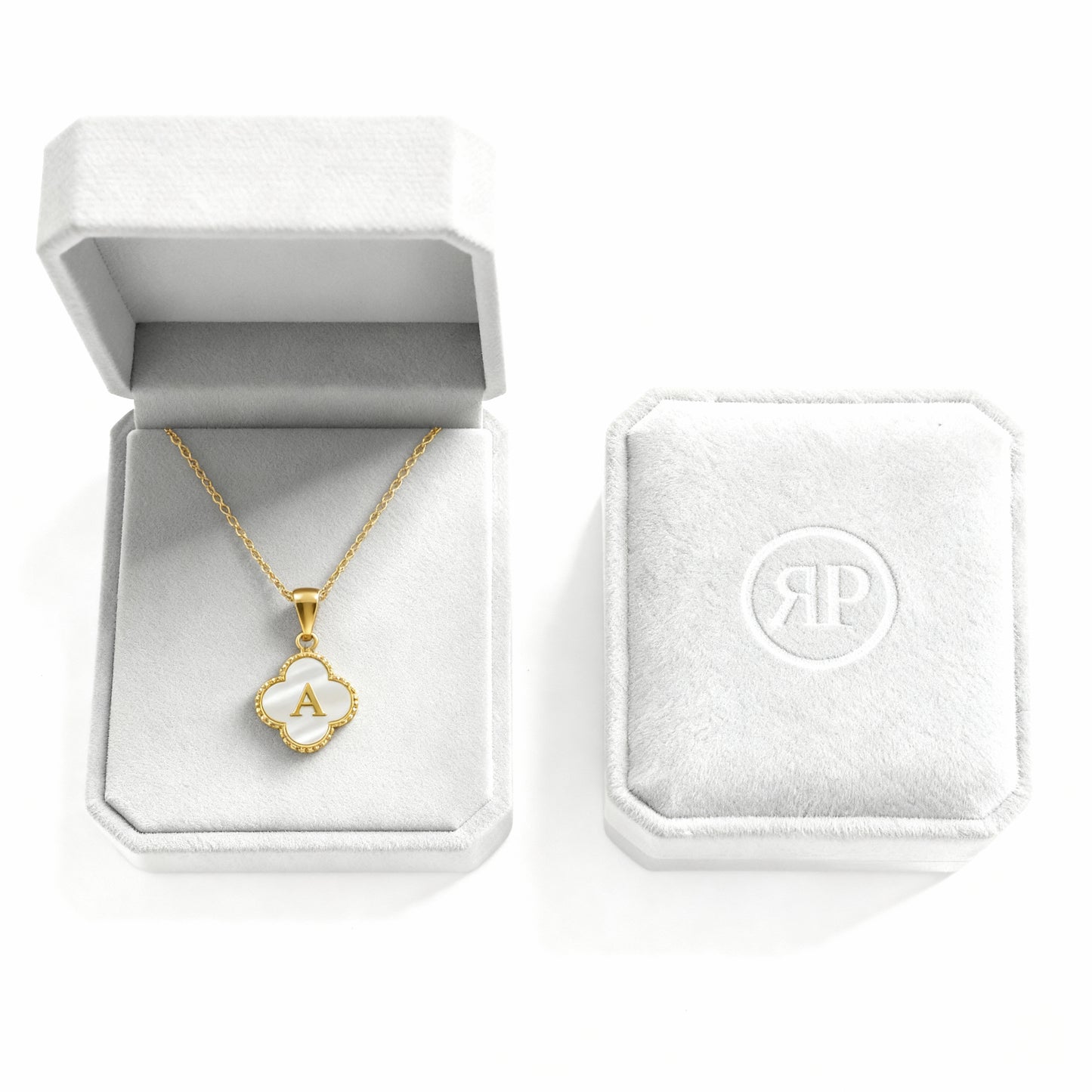 Collar con inicial "Lucky"