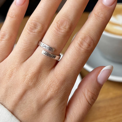 Anillo Ajustable con Iniciales "Alma Doble"