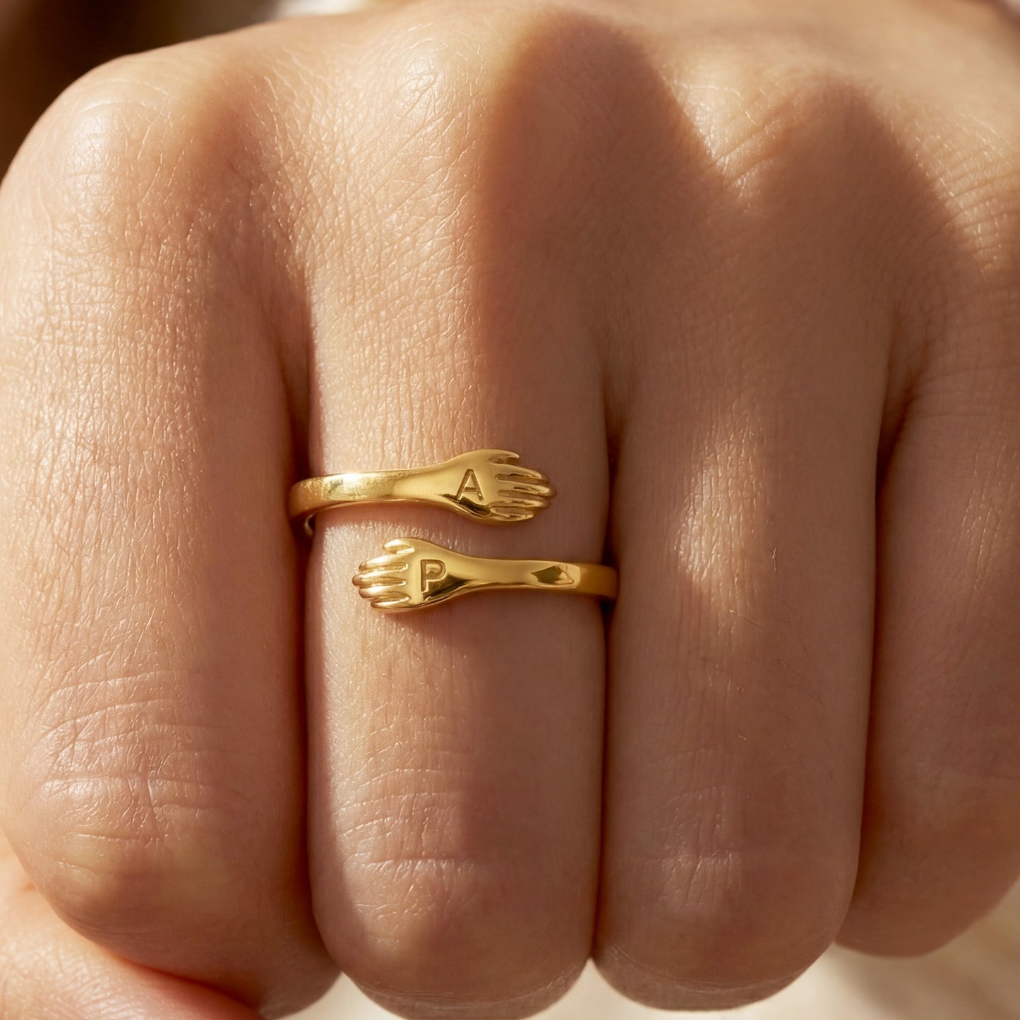 Anillo ajustable doble inicial "Embrace"