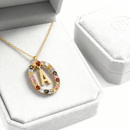 Collar con inicial "Arcoíris"