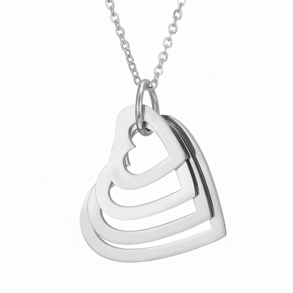 Collar con nombre "Corazones anidados"