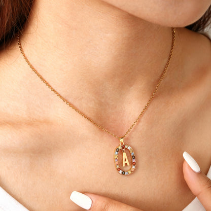 Collar con inicial "Arcoíris"