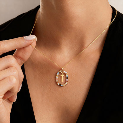 Collar con inicial "Arcoíris"