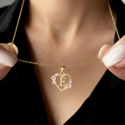 Collar con inicial "Bloom"