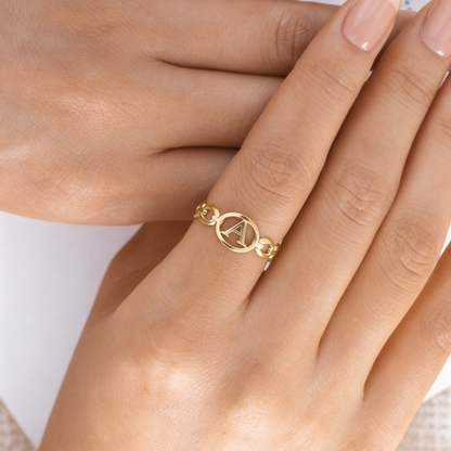 Anillo Ajustable con Inicial "Embrace"