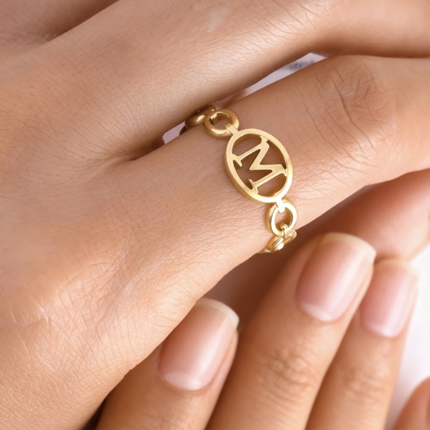 Anillo Ajustable con Inicial "Embrace"
