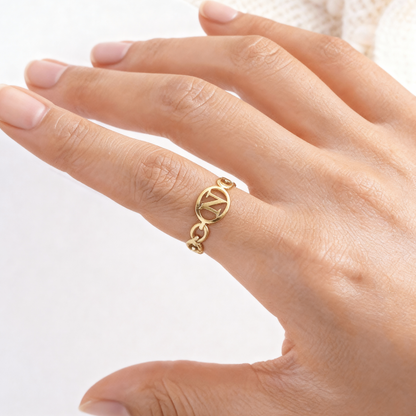 Anillo Ajustable con Inicial "Embrace"