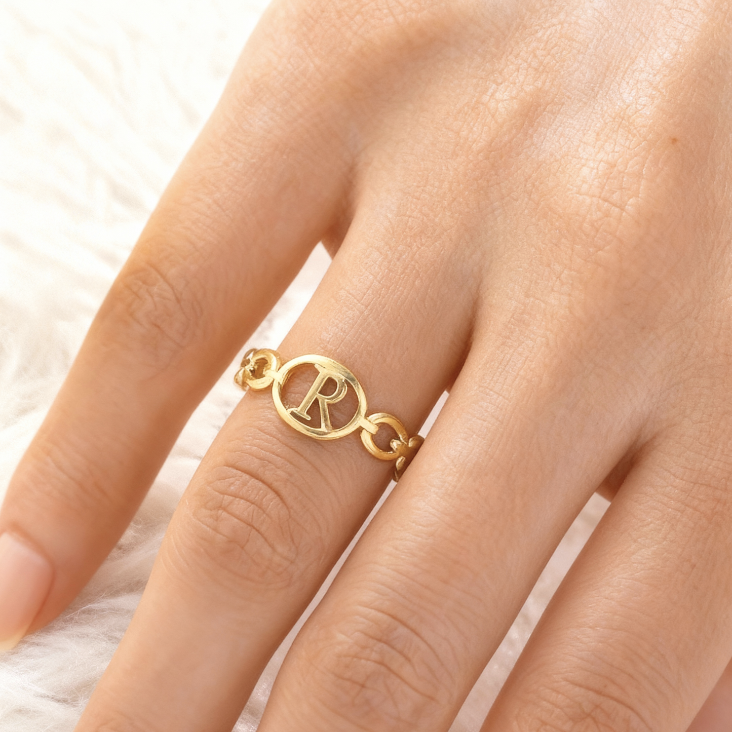 Anillo Ajustable con Inicial "Embrace"